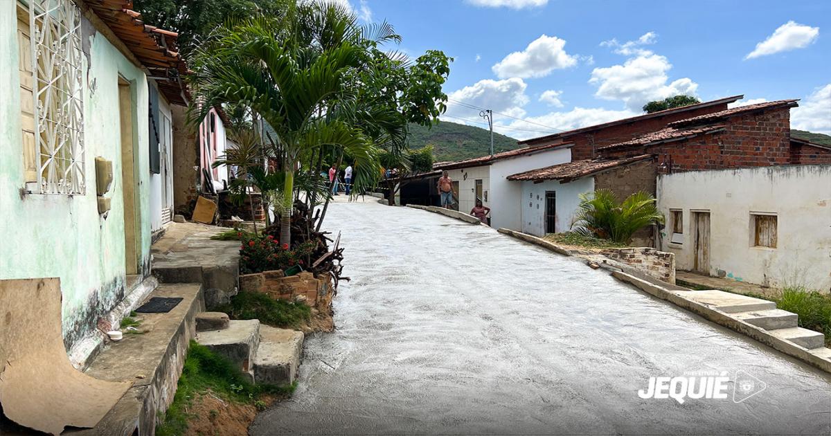 Após obra de contenção de encostas, Prefeitura de Jequié inicia pavimentação da Rua Alves Cardoso no bairro Cidade Nova