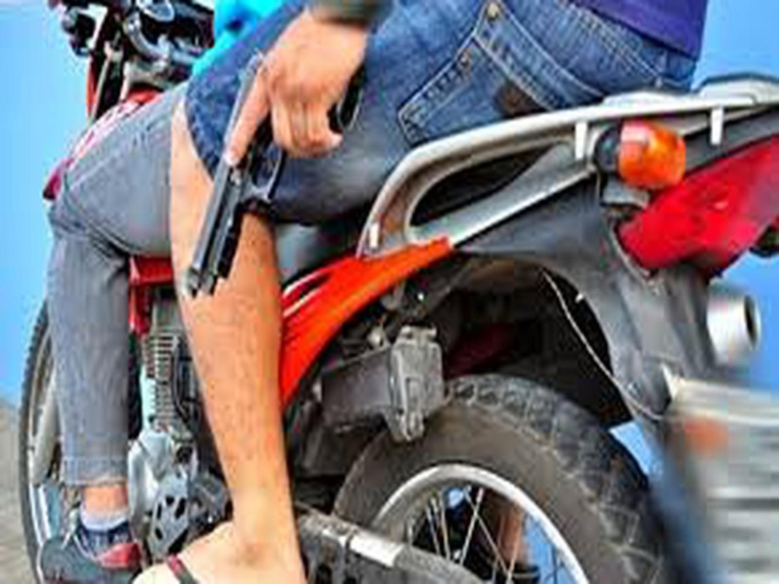 Bandidos metem o ferro para roubar moto Broz