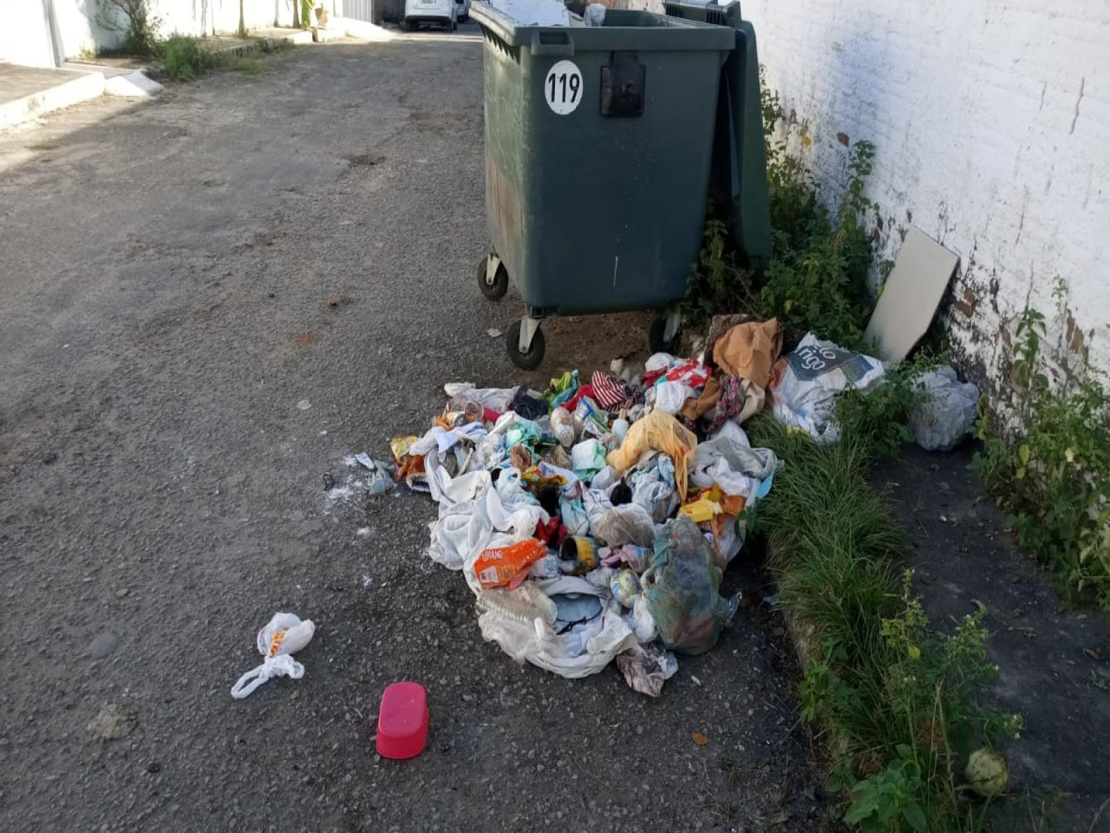 Falta de educação: moradores do Parque das Algarobas são flagrados jogando lixo na rua