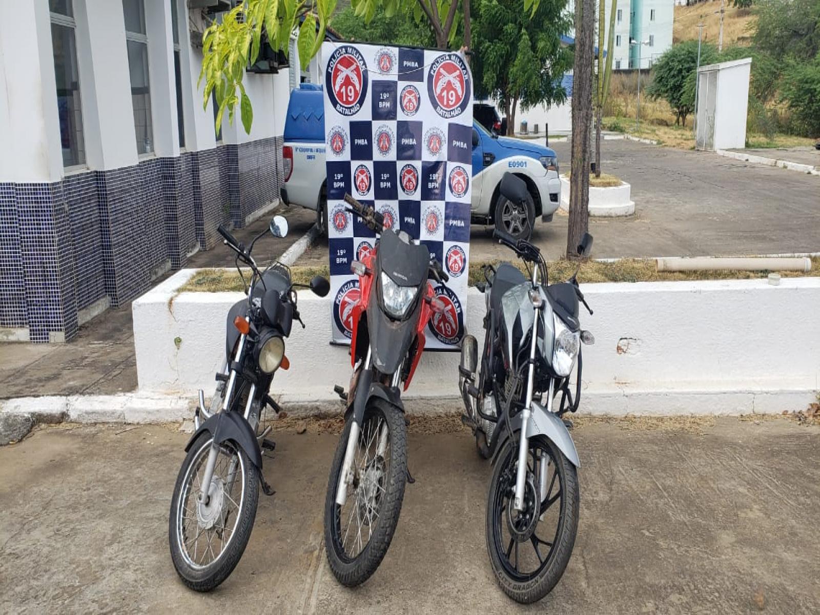 Polícia Militar recupera 3 motos roubadas e prende assaltante, um dos veículos estava enterrado
