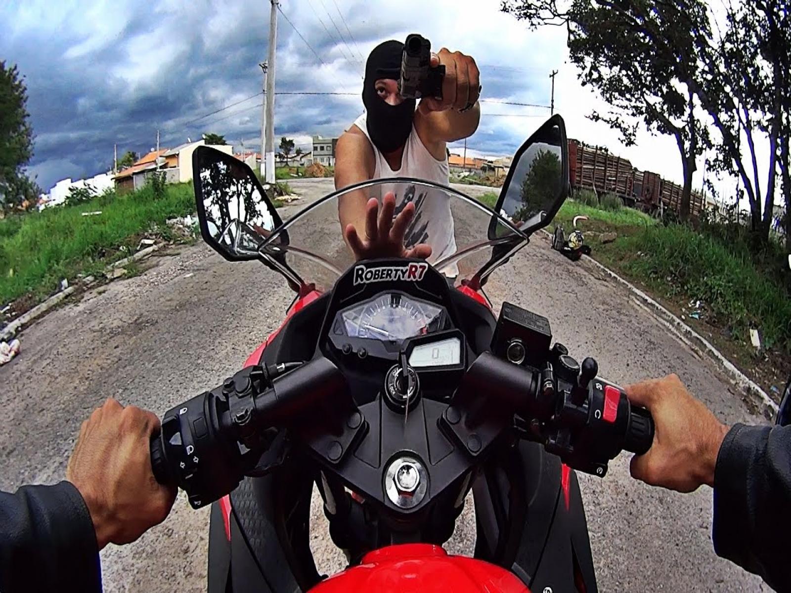 Moto tomada de assalto no bairro Jequiezinho