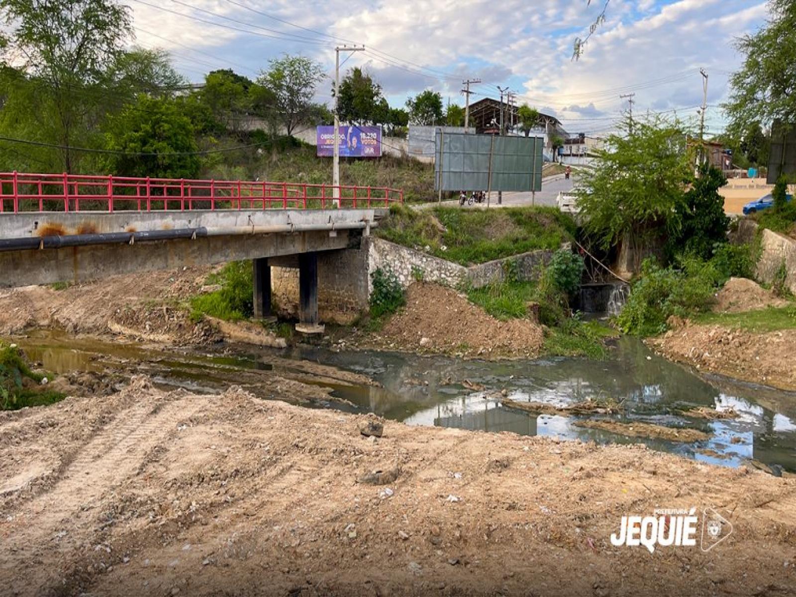 Lançamento irregular de esgoto no Rio Jequiezinho pode ter causado morte de peixes; Embasa é notificada