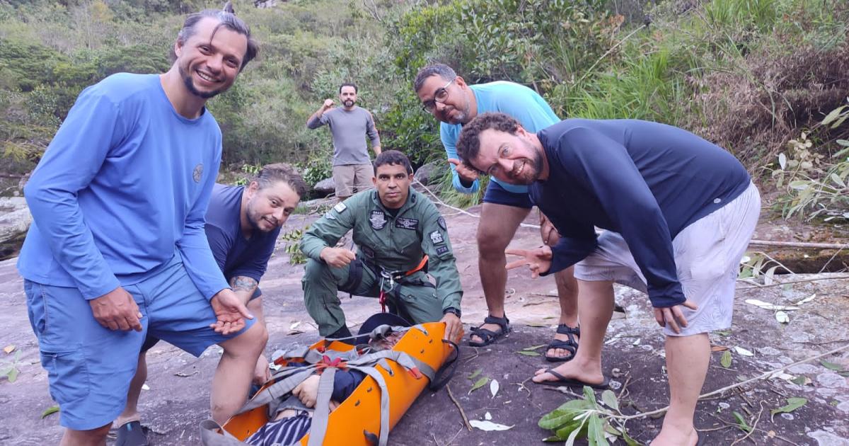 Policiais e bombeiros socorrem turista em Lençóis após queda
