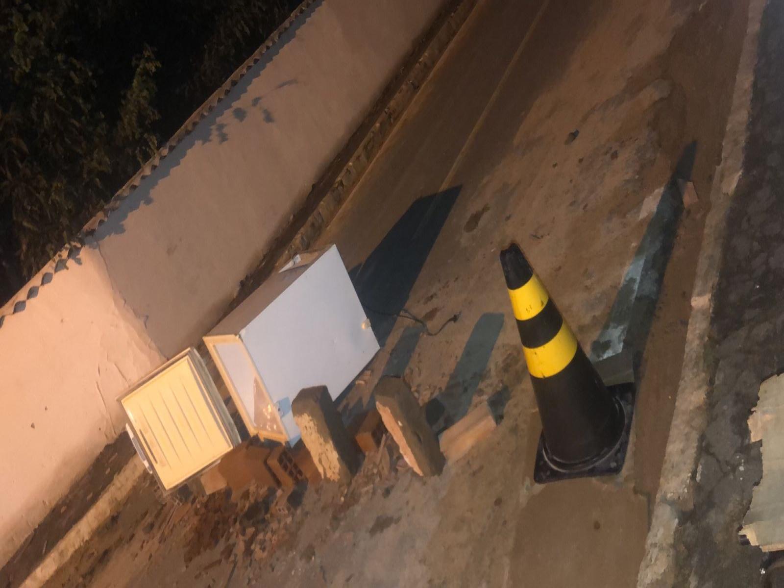 Lafaiete Coutinho: motoqueiro atropela e mata cachorra, população revoltada interditou a rua