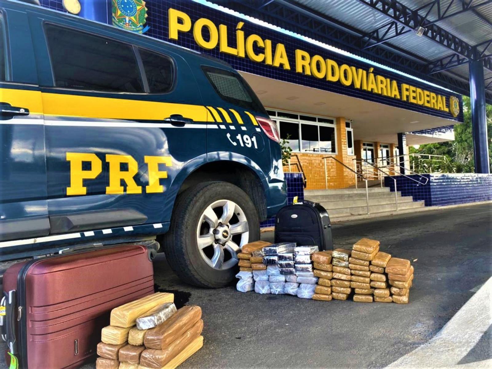 PRF apreende maconha em 2 ocorrências distintas no mesmo ônibus.