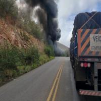 Caminhão carregado com combustíveis tomba em Pé de Serra
