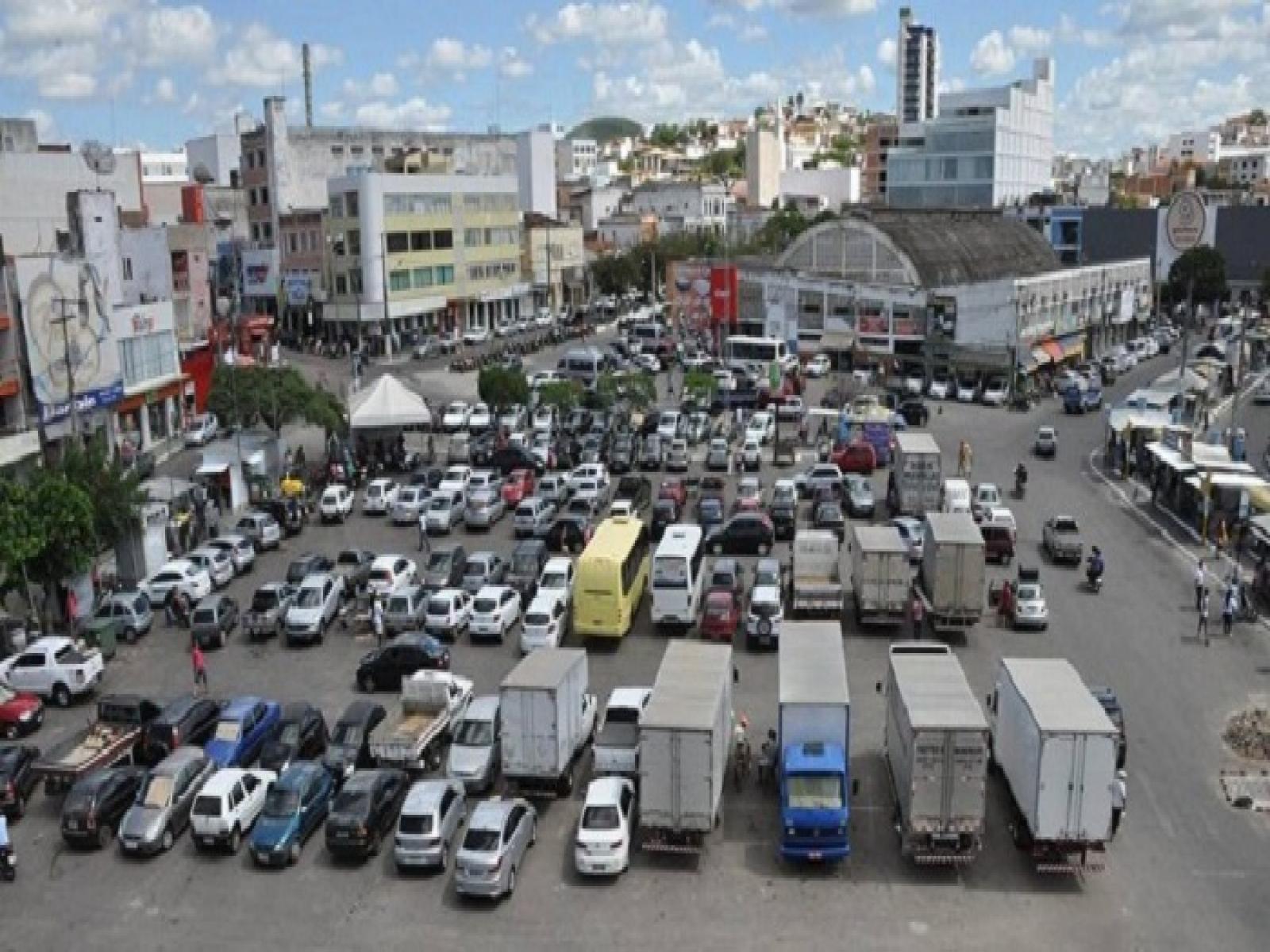 Comerciantes de carros da Praça da Bandeira foram transferidos para o bairro Campo do América