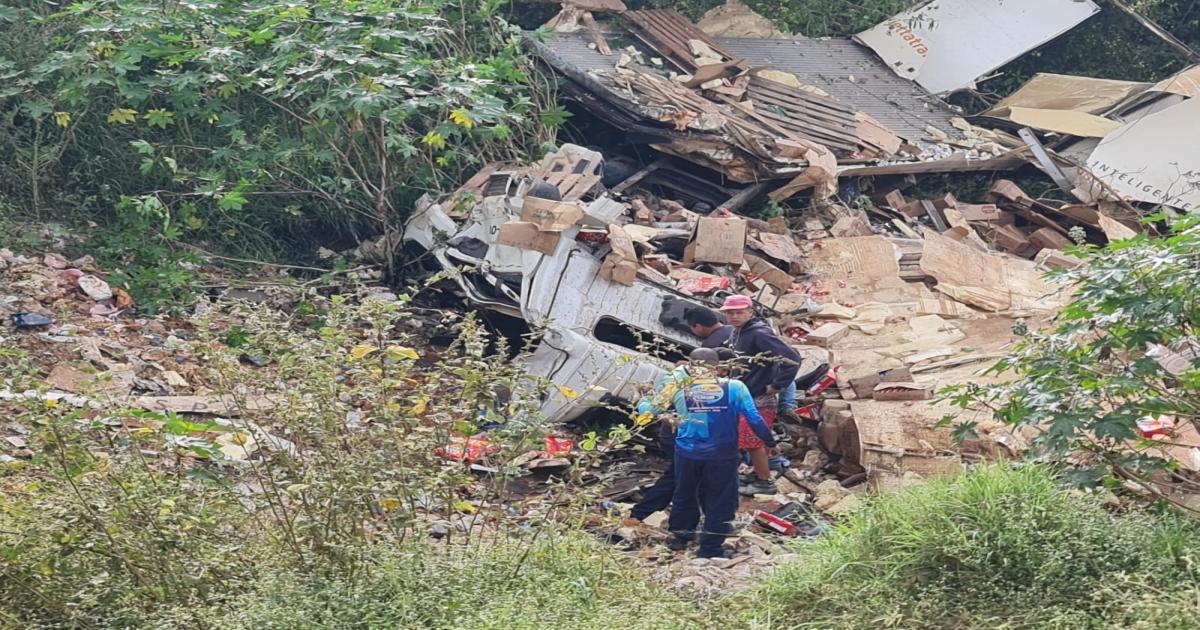 Caminhão capota na ladeira de Pé de Serra, uma pessoa morreu.