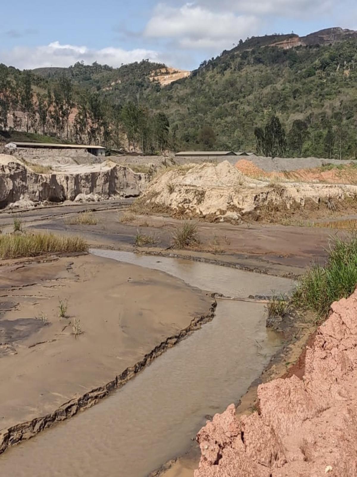 Maiquinique: Polícia Federal realiza operação em mineradora após ameaça de rompimento da barragem de rejeitos