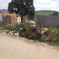 Aqui o povo fala – morador denuncia terreno abandonado no Loteamento Água Branca
