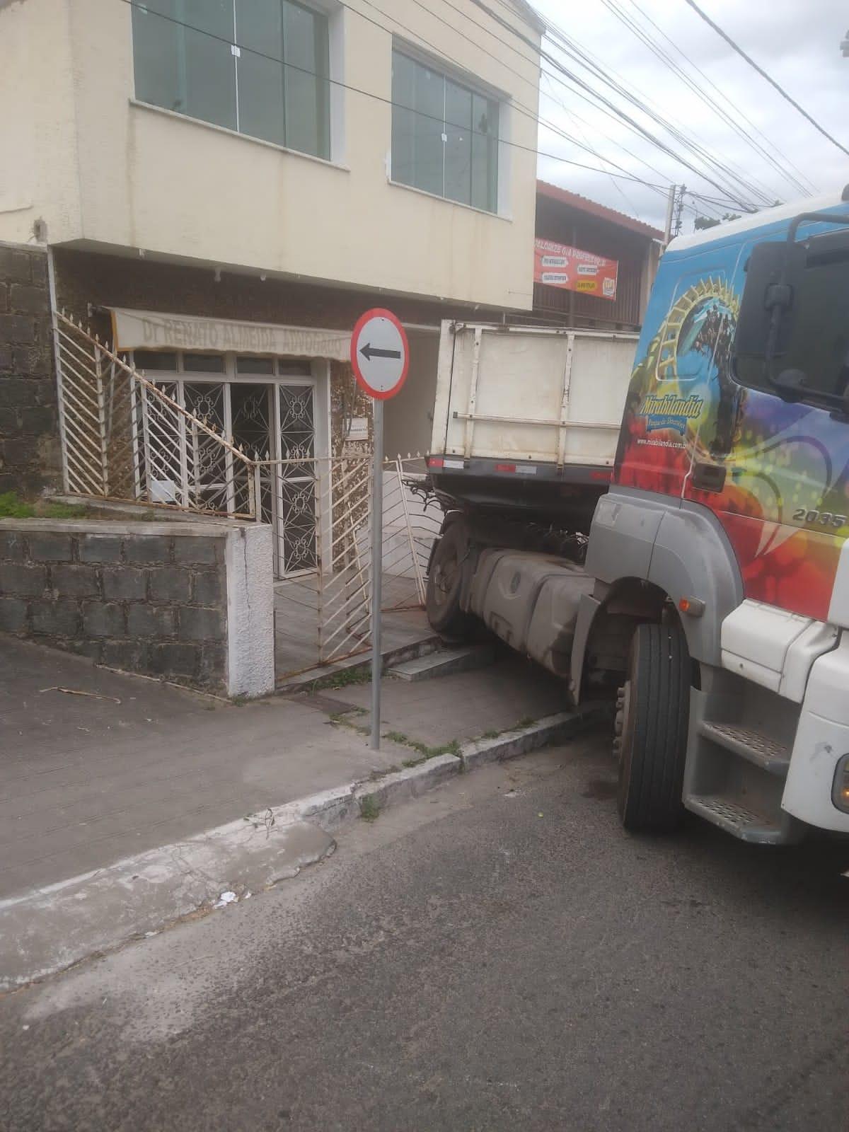 Carreta do parque de diversões perde o freio, atinge carro e uma casa no Centro de Jequié