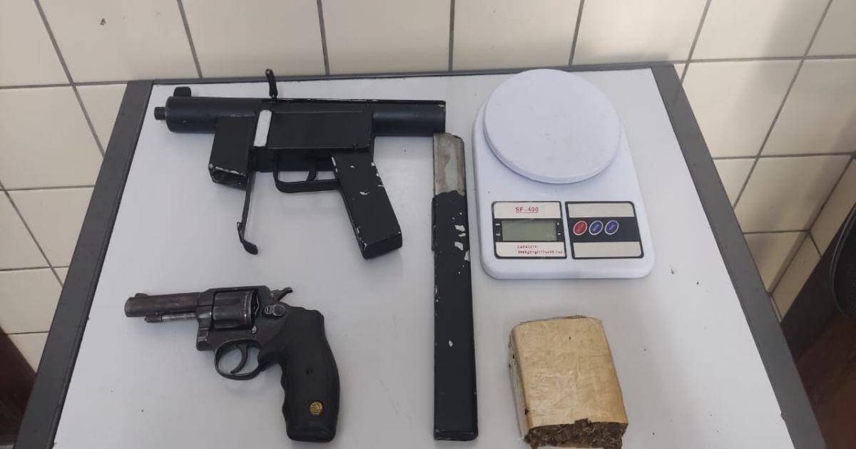 PM apreende Submetralhadora e revólver no bairro Km 3