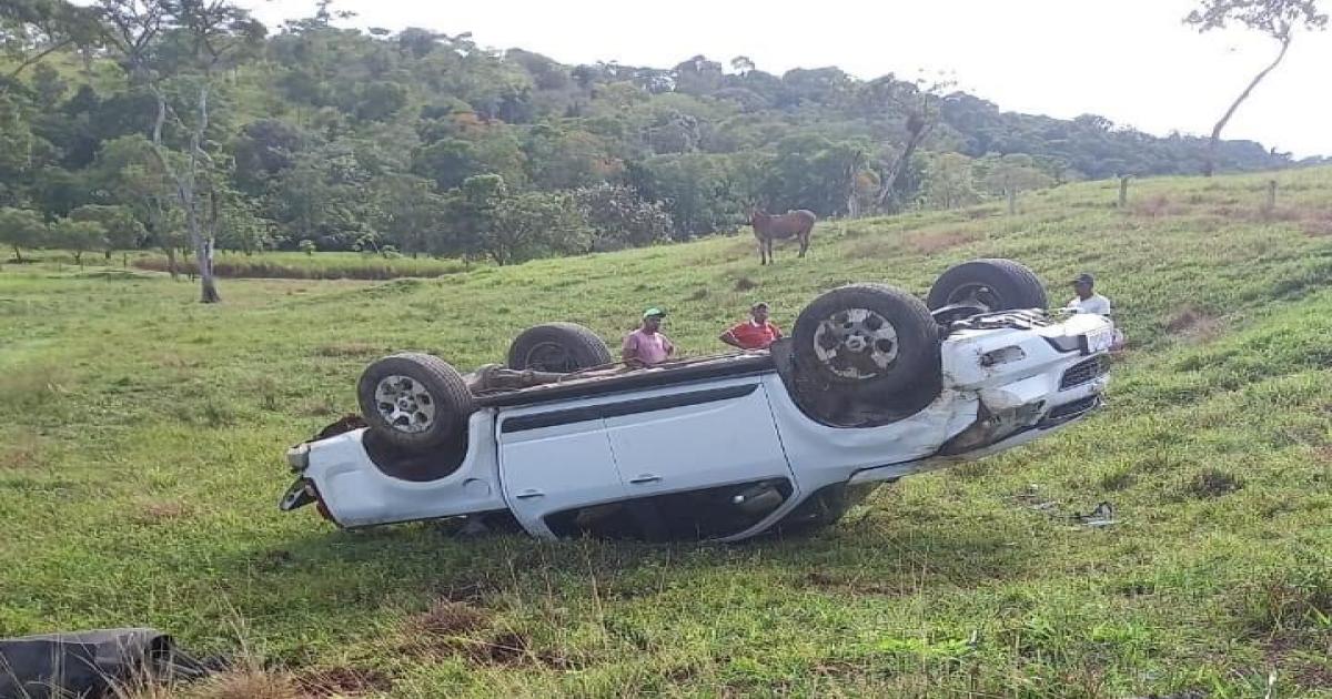Caminhonete capota na BR 330