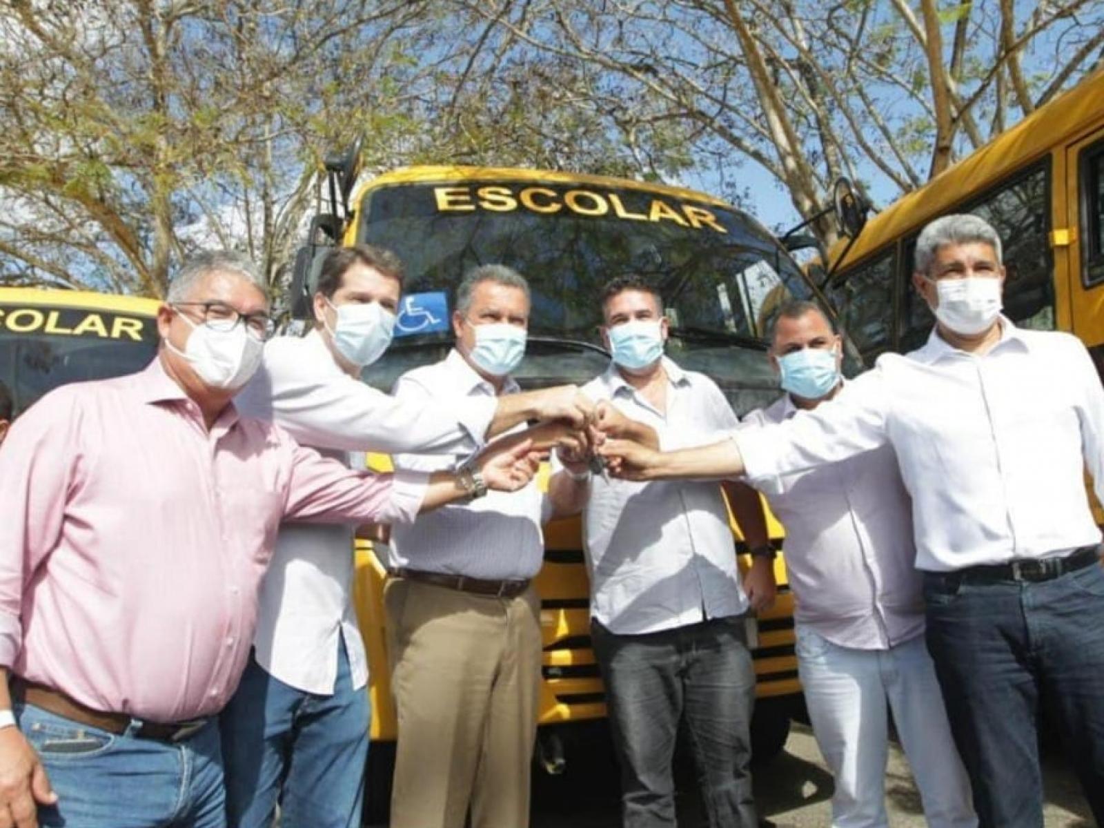 Prefeito Patrick Lopes recebe novo ônibus escolar das mãos do Governador Rui Costa