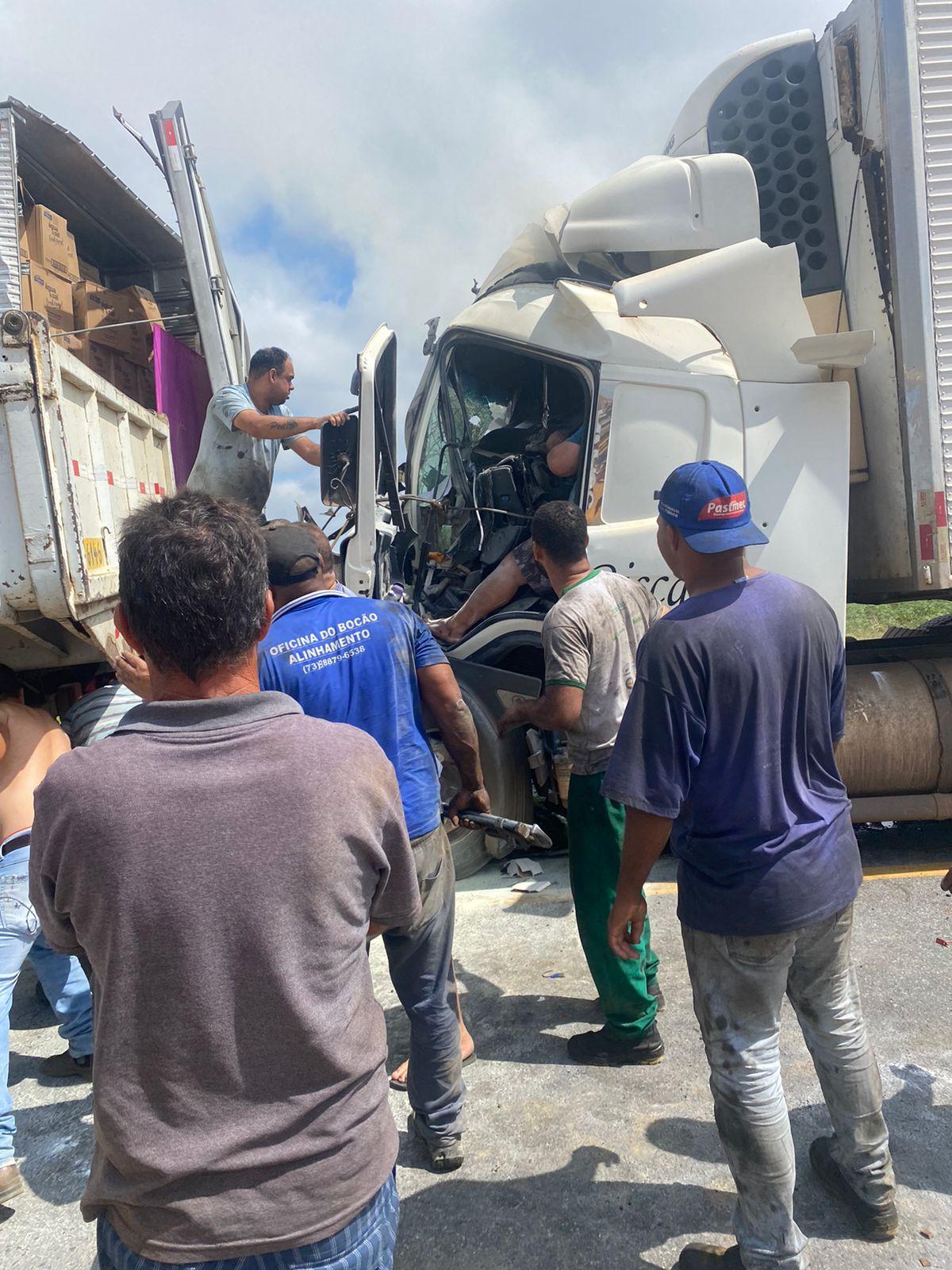 Batida entre duas carreta deixou uma pessoa ferida na BR 116