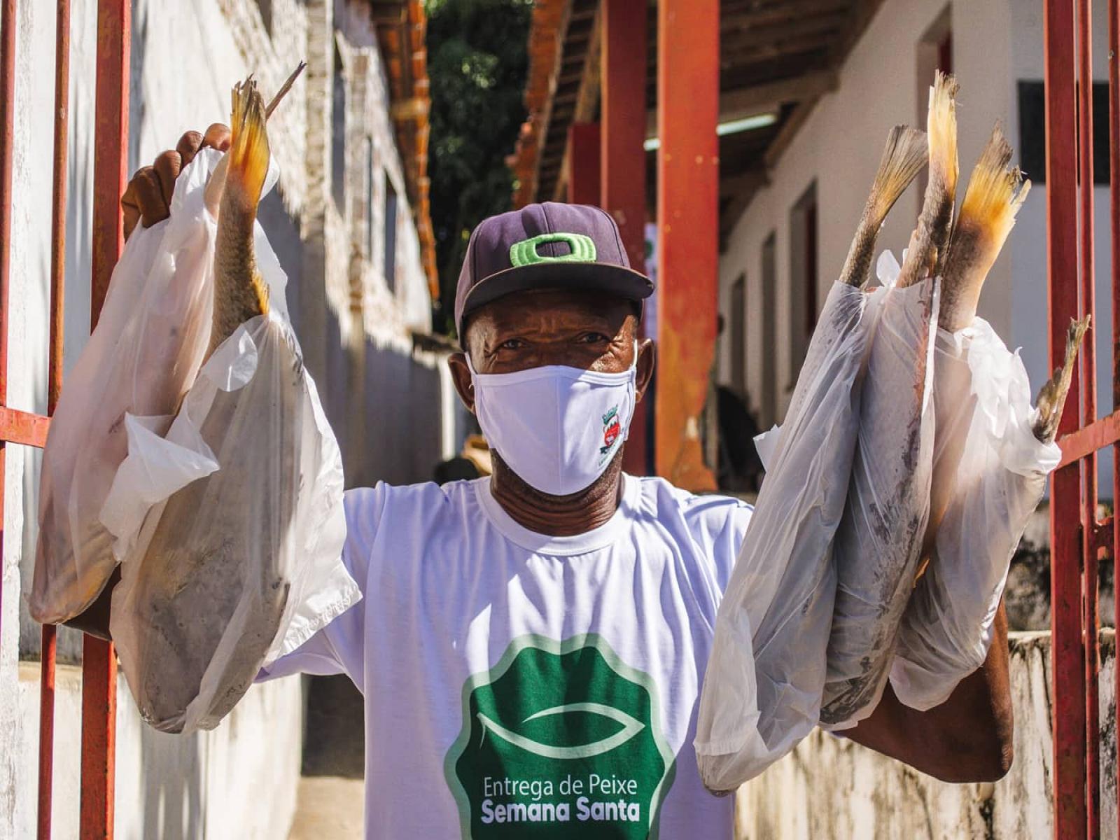 Peixe garantido! Prefeitura de Lafaiete Coutinho realiza a tradicional entrega de peixes da Semana Santa.