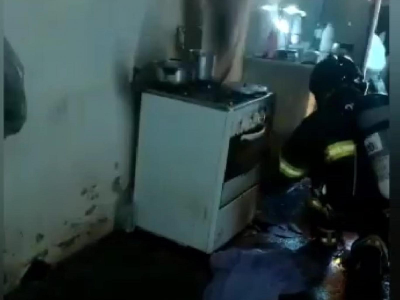 Bombeiros do 8ºGBM debelam incêndio em residência