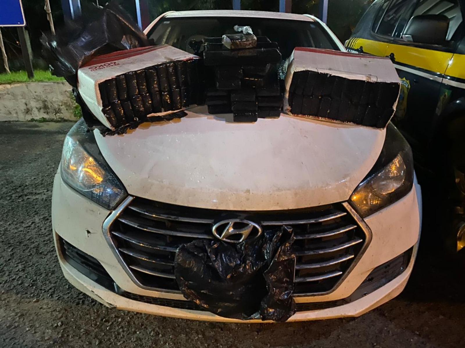 Casal é preso em Milagres transportando 65 Kg de maconha dentro de veículo de passeio