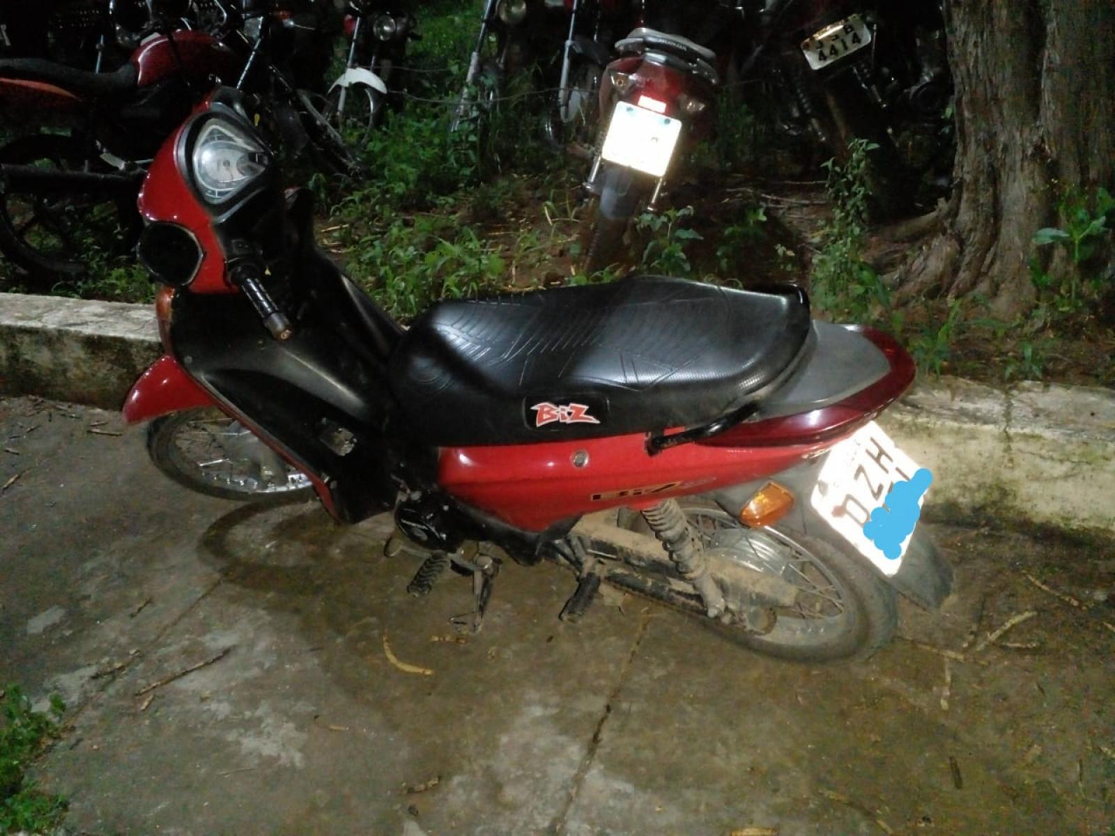 Polícia Militar recupera moto roubada e prende suspeitos