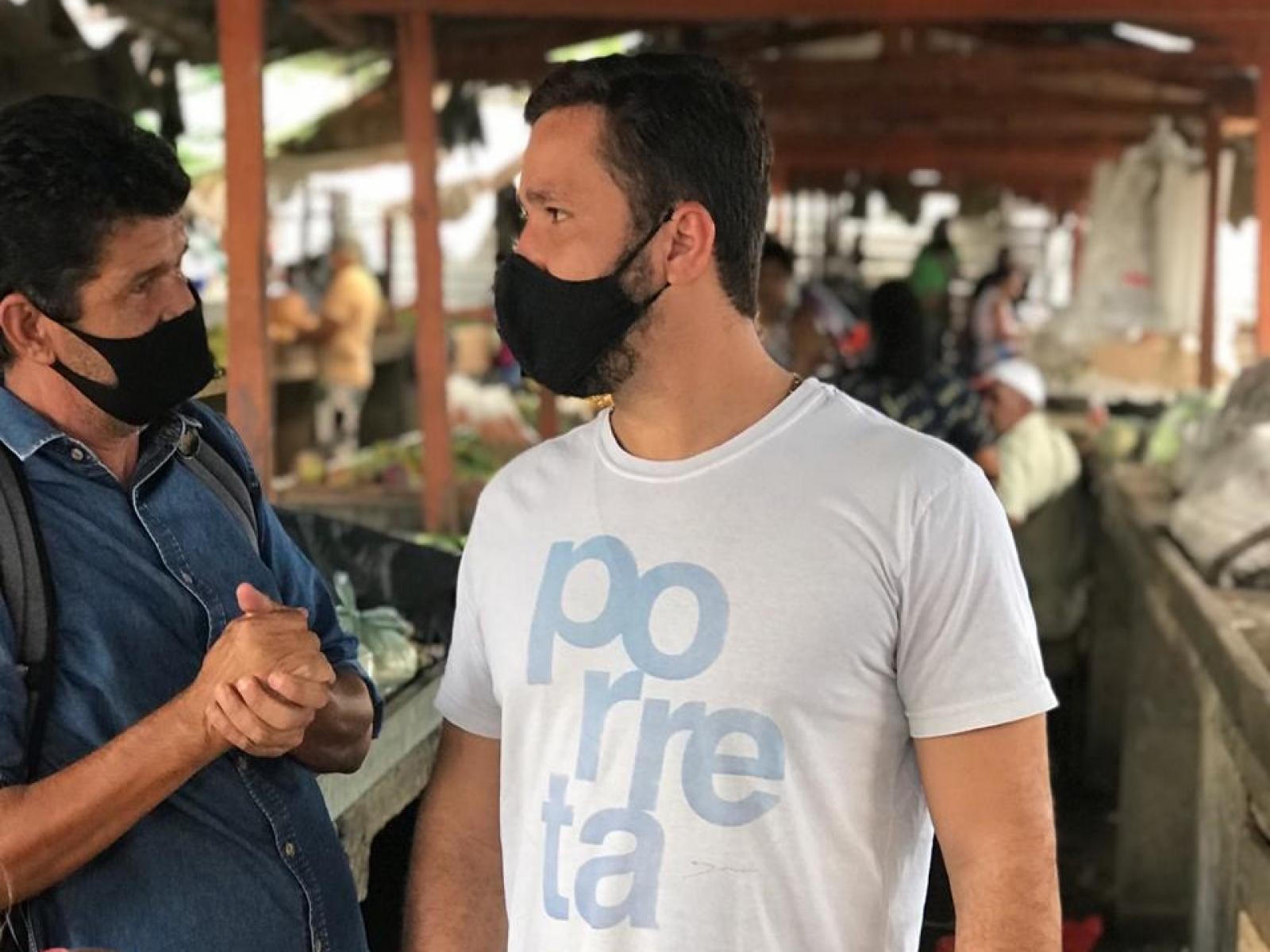 Vereador eleito, Bui Bulhões, distribuiu máscaras e ouve os feirantes do Mercadão Vicente Grilo