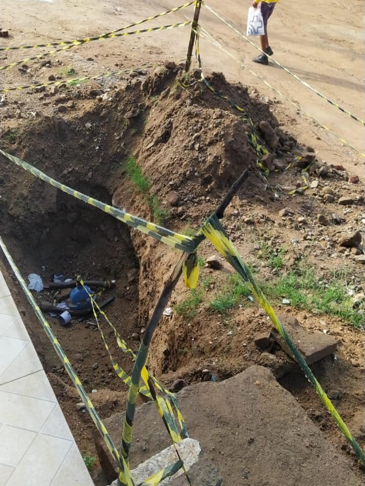 Buraco aberto pela EMBASA causa transtornos a moradores da Rua Miguel Gomes