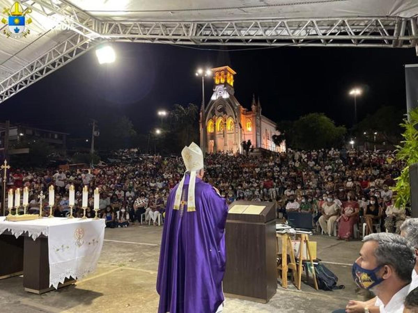 Milhares de fieis participaram da Caminhada Penitencial