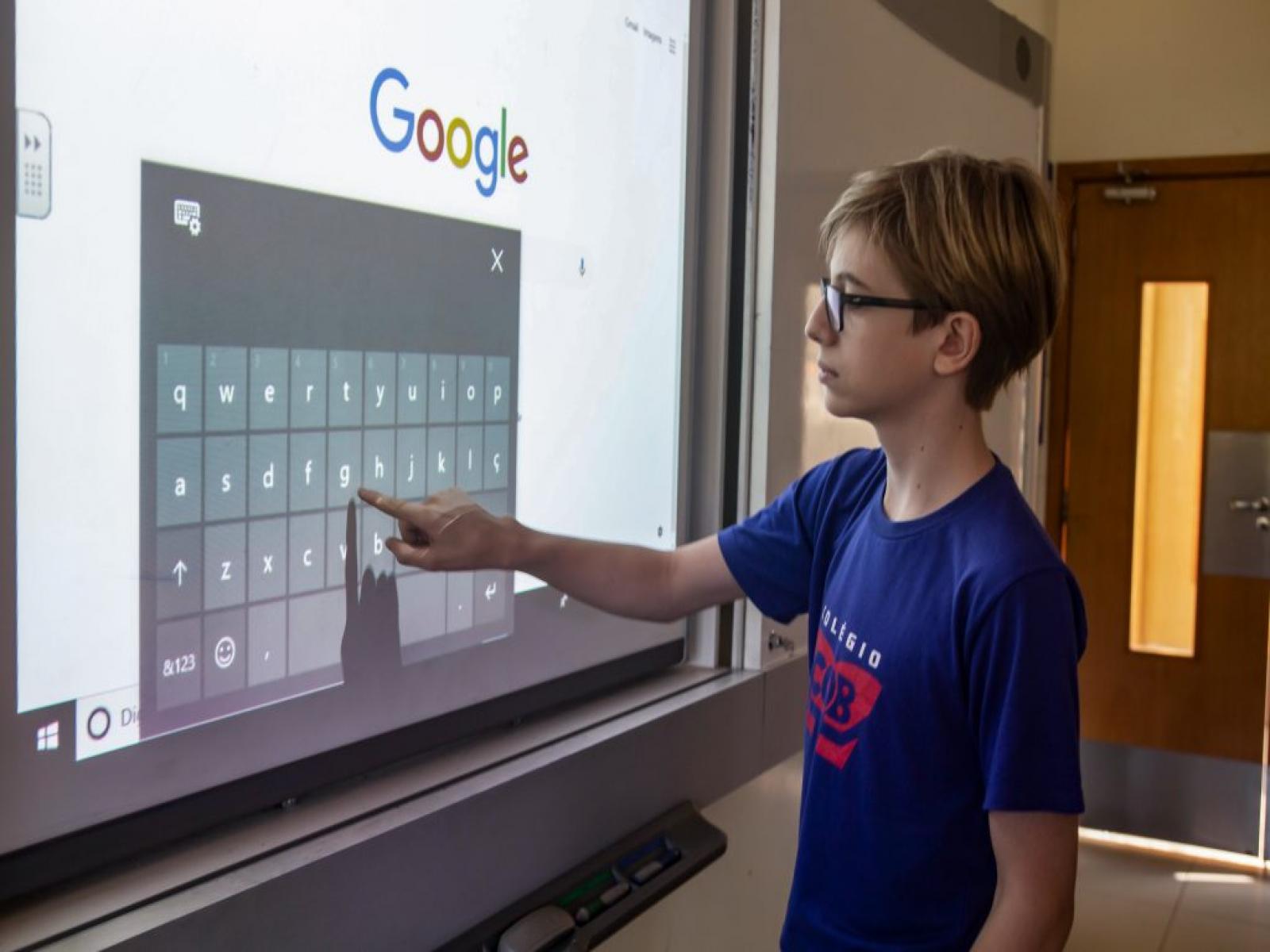 Joaquim Caíres propõe equipar todas as escolas municipais com lousa digital