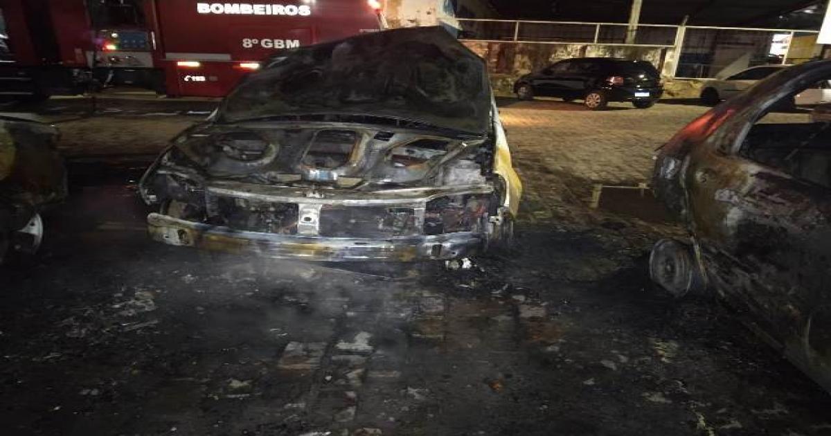 Jequié: Quatro veículos foram atingidos por incêndio na Praça dos Caçambeiros