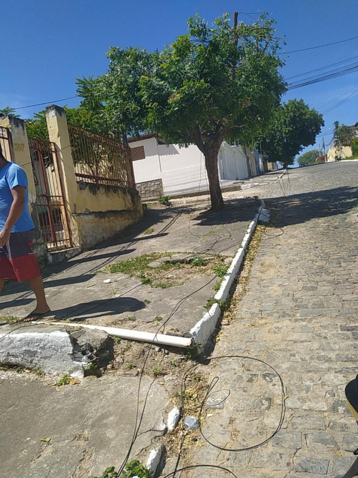 Motociclista  quase foi degolado por fio de internet no bairro Jequiezinho