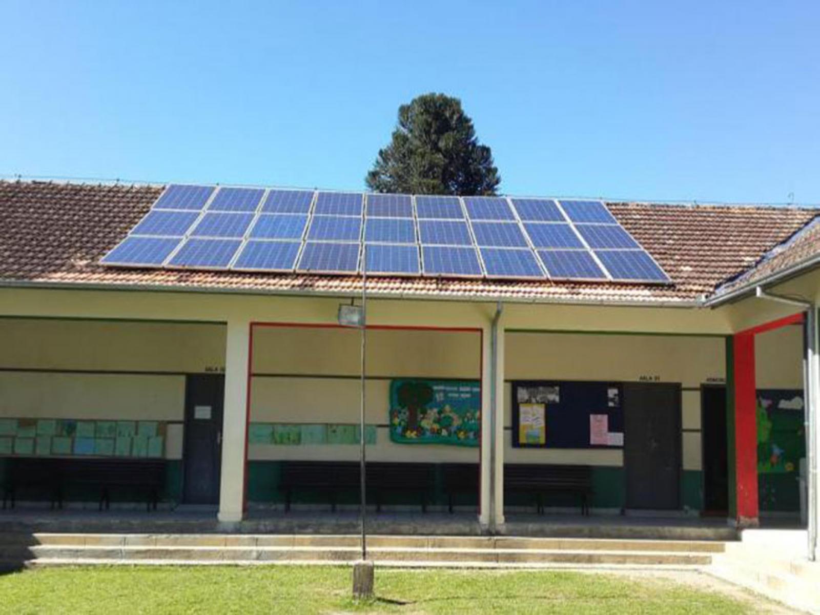 Tinho apresenta proposta visando à instalação de energia solar nas escolas públicas municipais