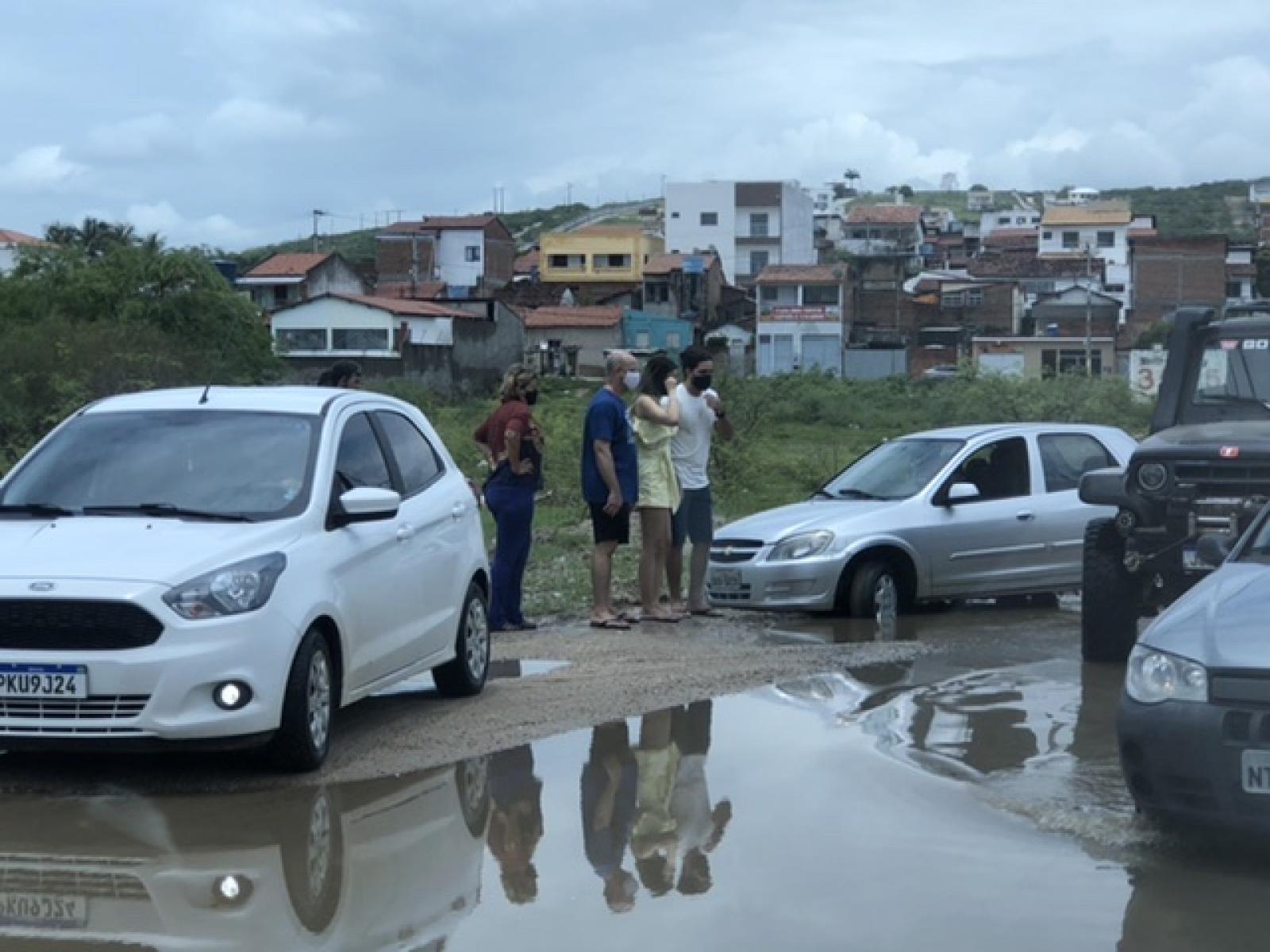 Carro atola no acesso ao bairro São Judas Tadeu