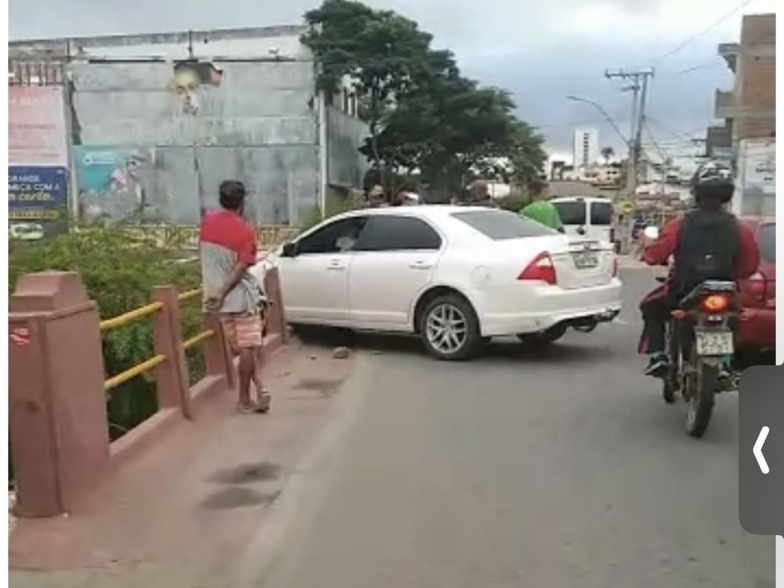 Carro atinge mureta da ponte e quase cai no Rio Jequiezinho