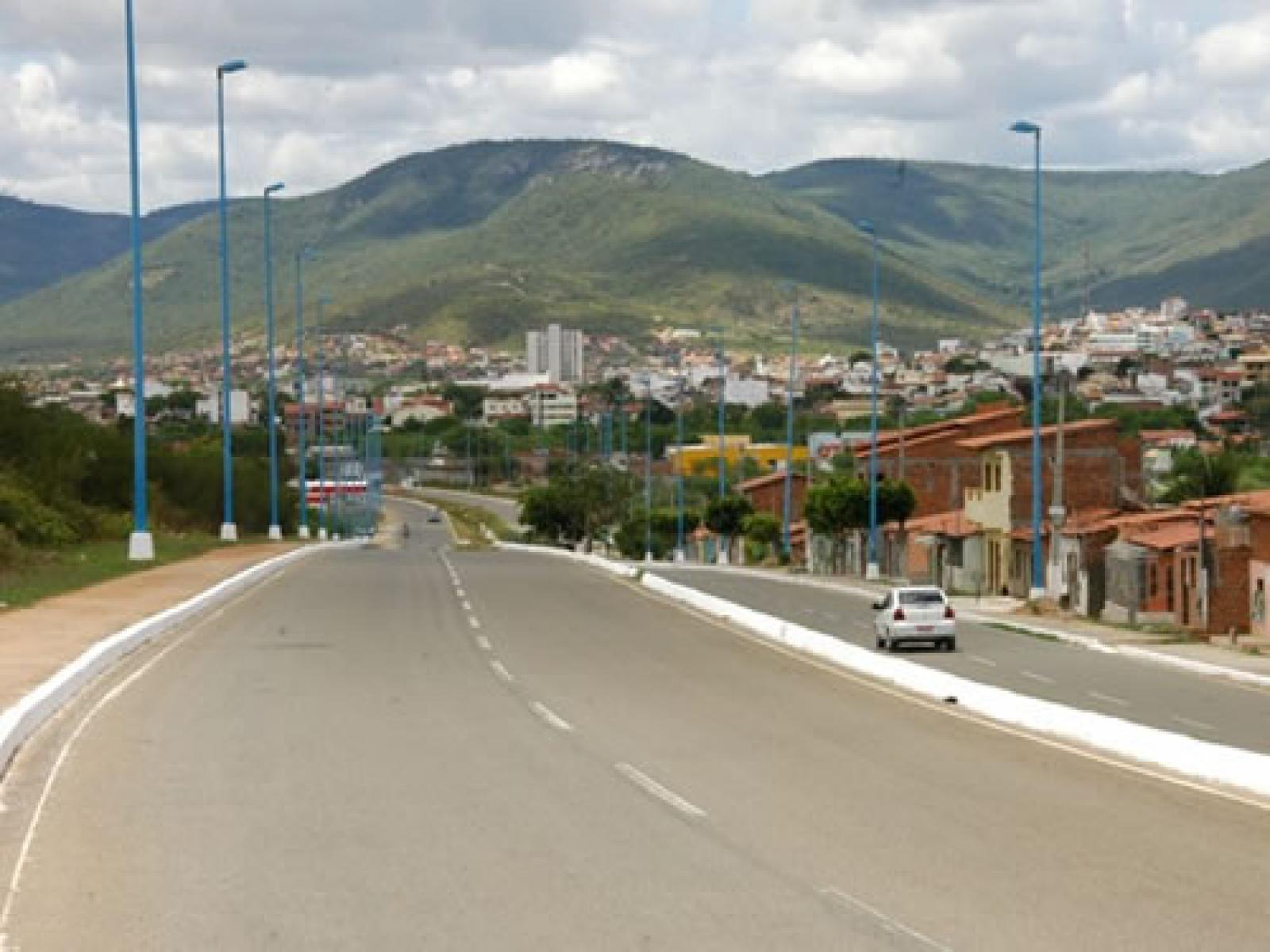 Homem usava celular para filmar partes íntimas de mulher que caminhava na Avenida Cesar Borges