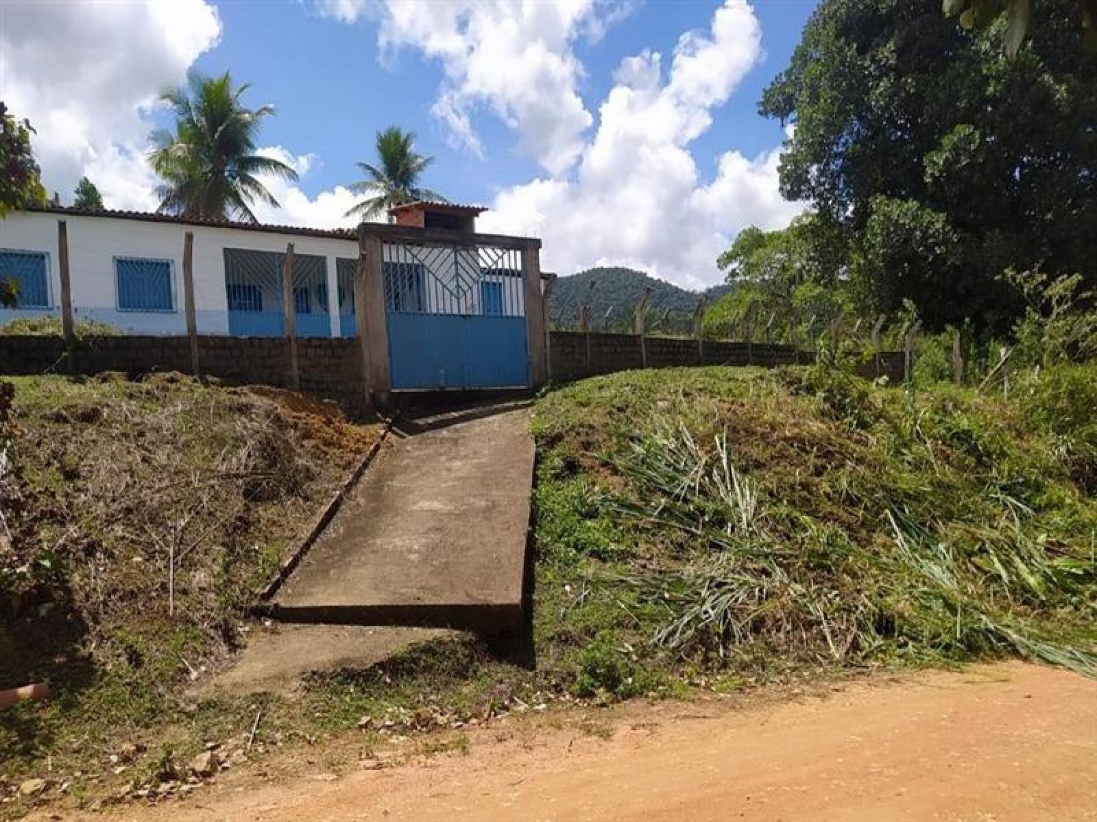 Escolas municipais da zona rural de Jitaúna recebem serviço de limpeza e roçagem