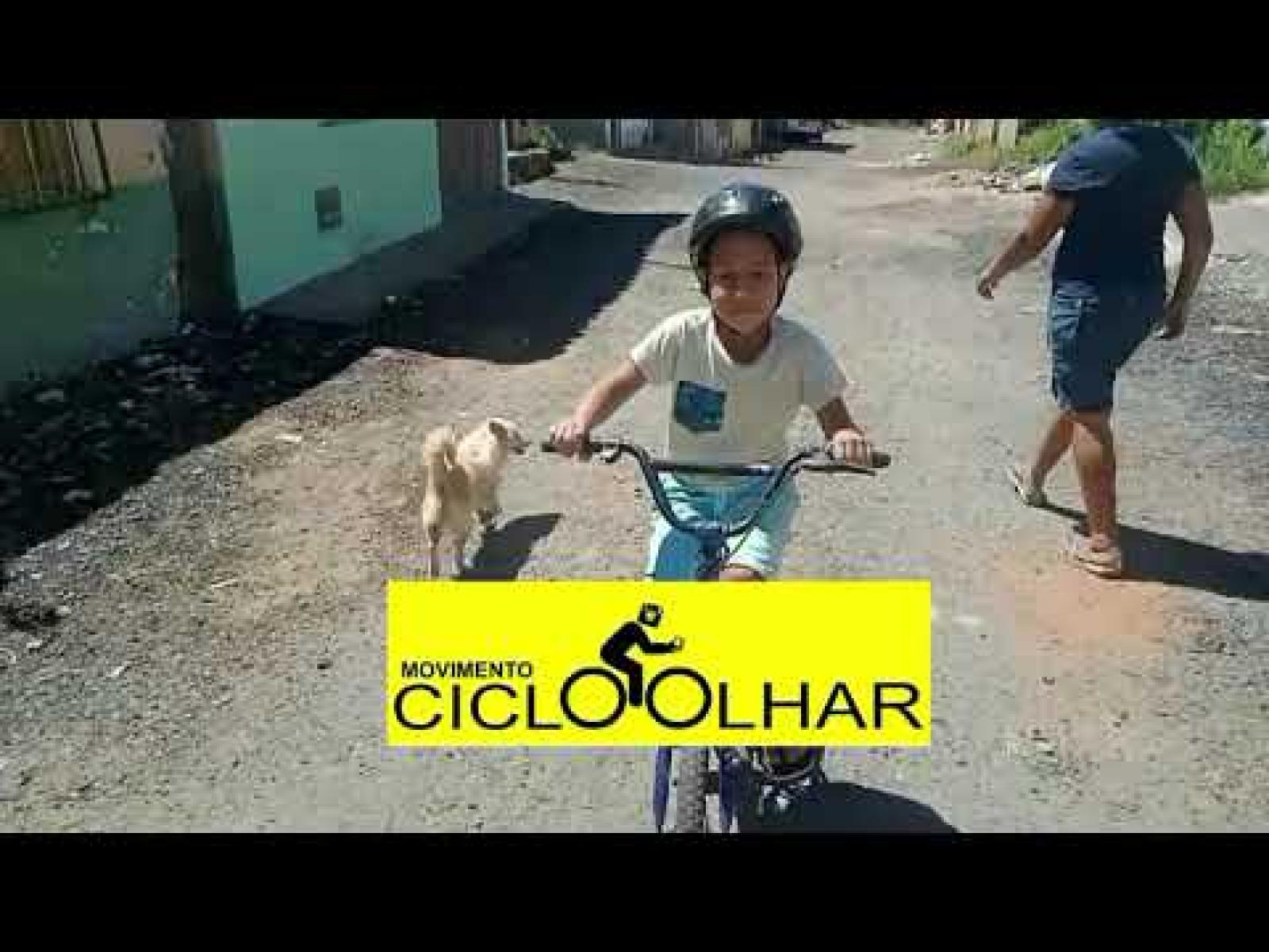 Em 1 minuto: o pequeno ciclista e o capacete doado por você.