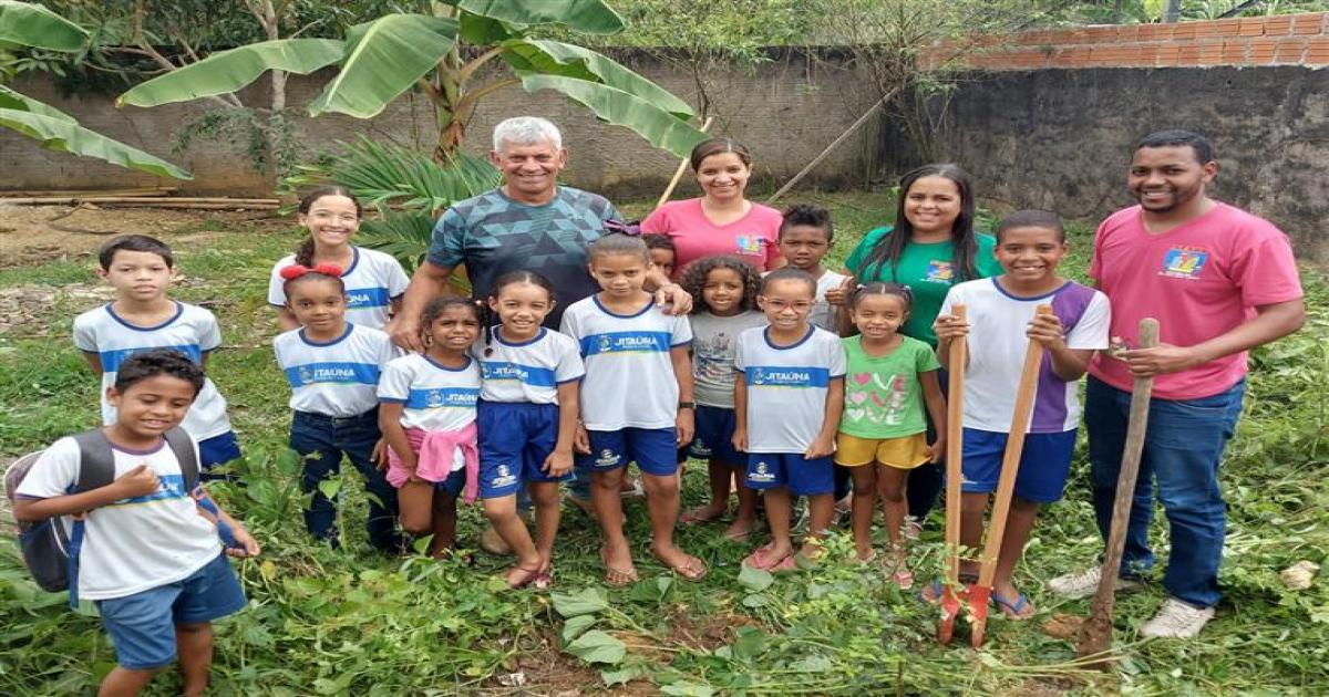 Secretario de Agricultura realiza palestras de Educação Ambiental e planta árvores frutíferas