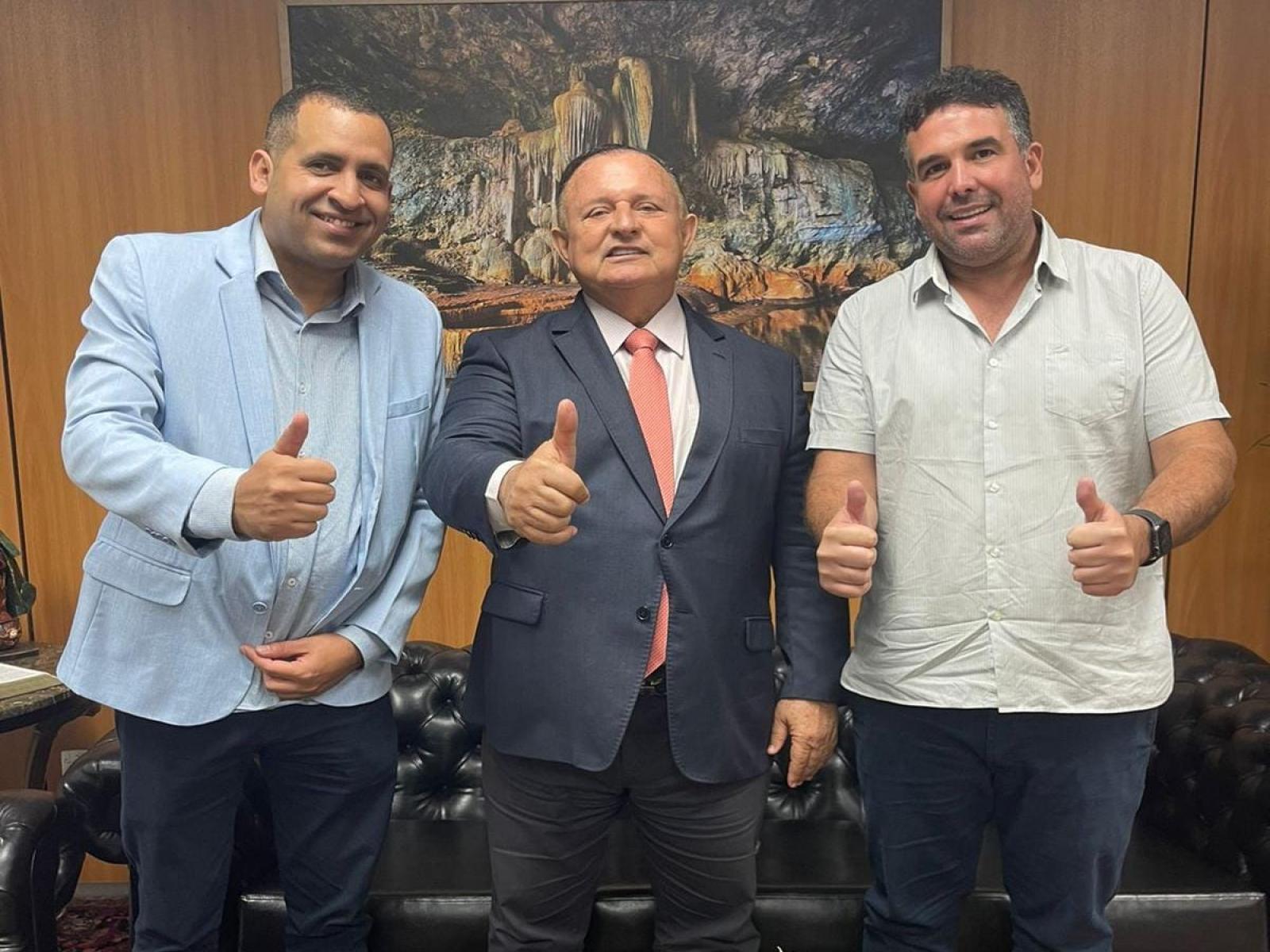 Deputado Estadual, Patrick Lopes esteve na AL-BA em audiência com Adolfo Menezes e acompanhado do Deputado Tum; Lopes concedeu entrevista a TV AL-BA