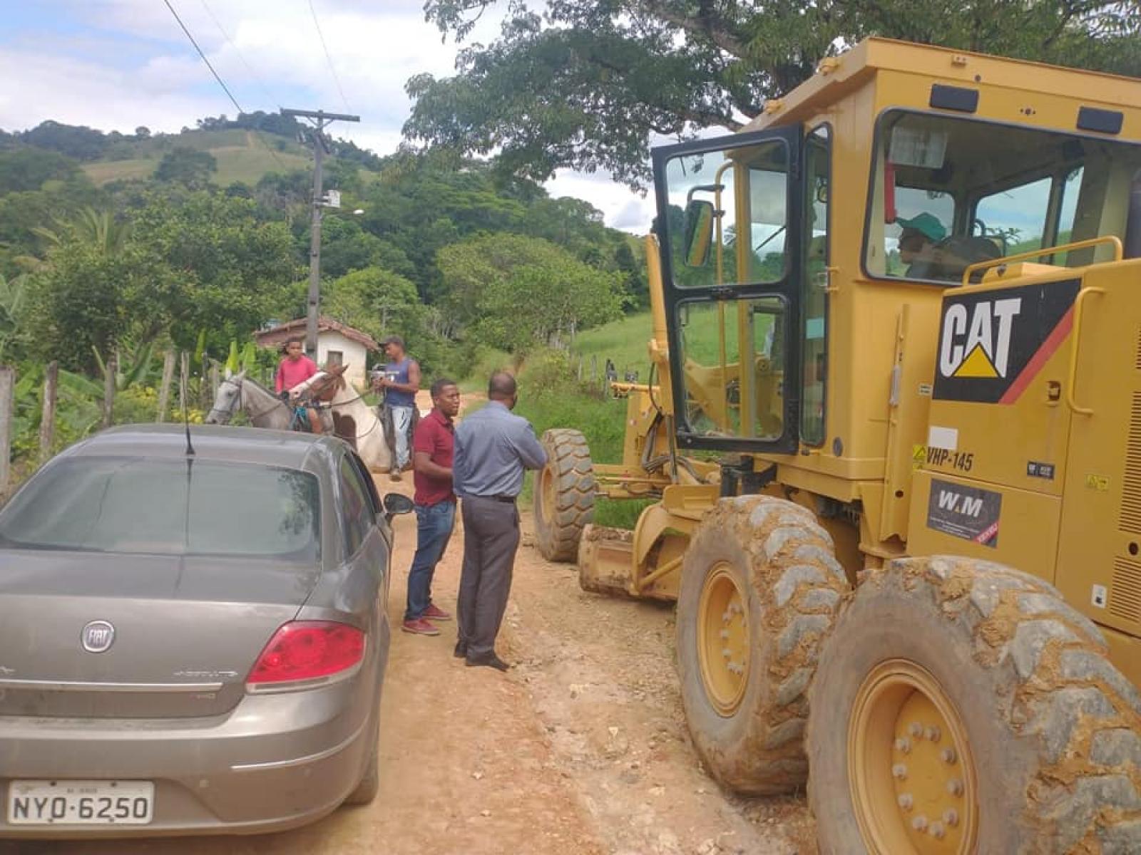 Vereador Gilvan acompanha início da recuperação da estrada do Emiliano