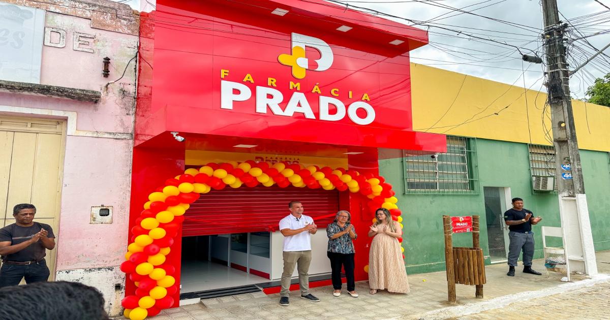Lucas Prado e Família Celebram a Abertura da Farmácia Prado em Iramaia