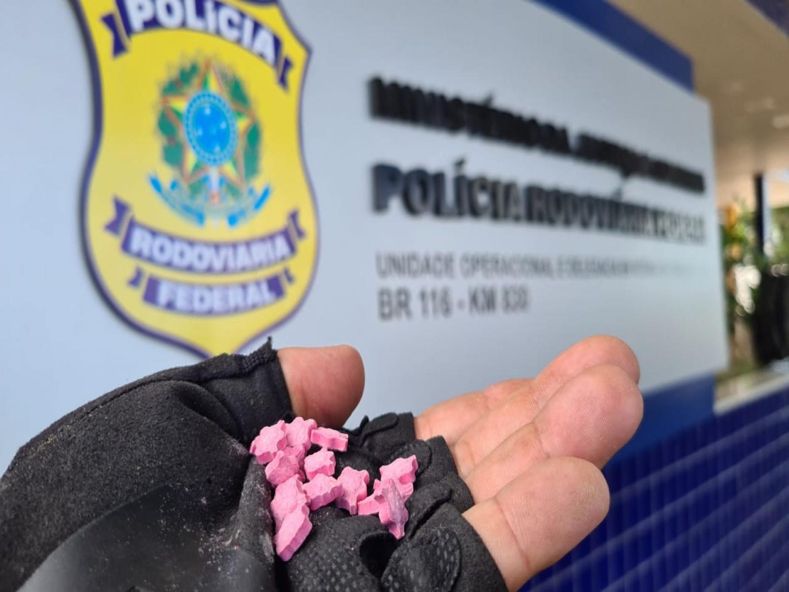 Passageiro de ônibus é flagrado pela PRF na Bahia com 14 mil comprimidos de ecstasy