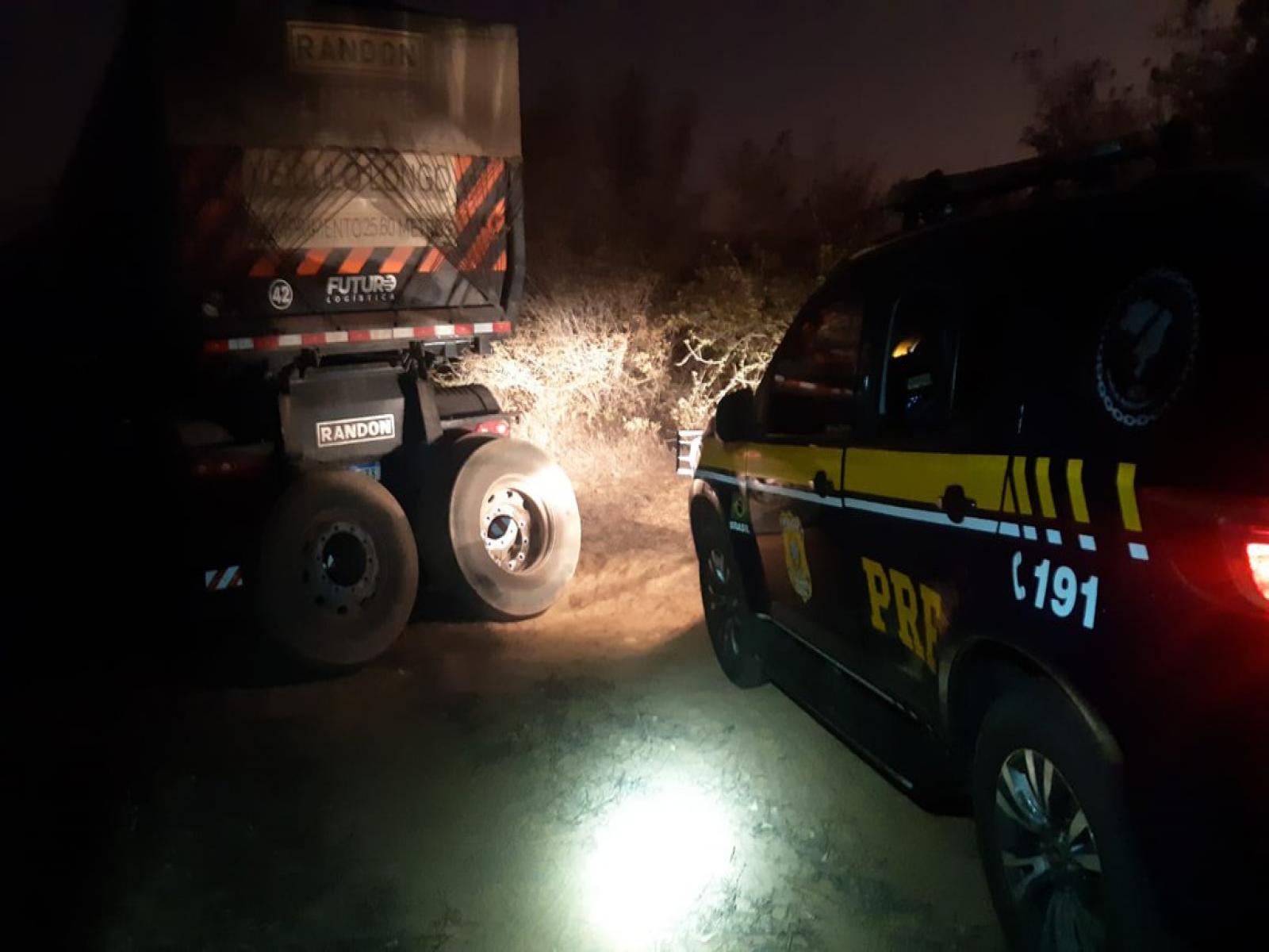 PRF frustra tentativa de roubo de pneus e salva caminhoneiro feito de refém em Oliveira dos Brejinhos