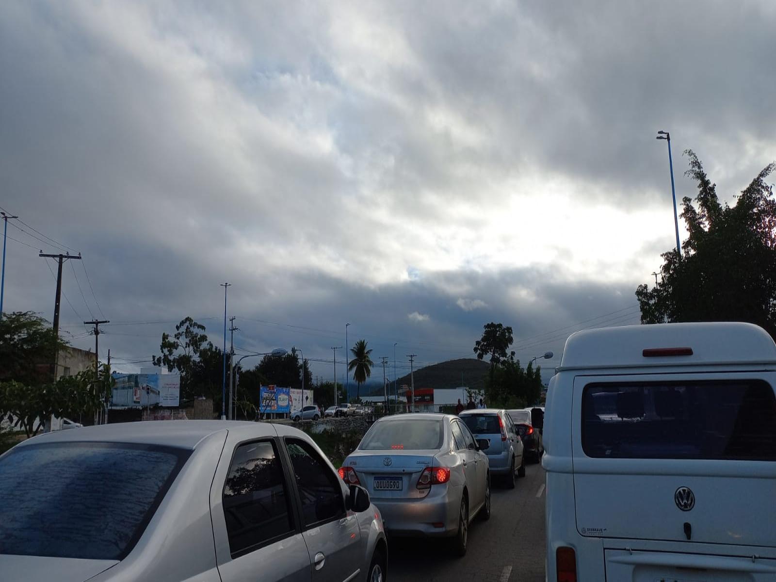 Novo semáfaro na Avenida Cesar Borges causa engarrafamento e críticas de motoristas
