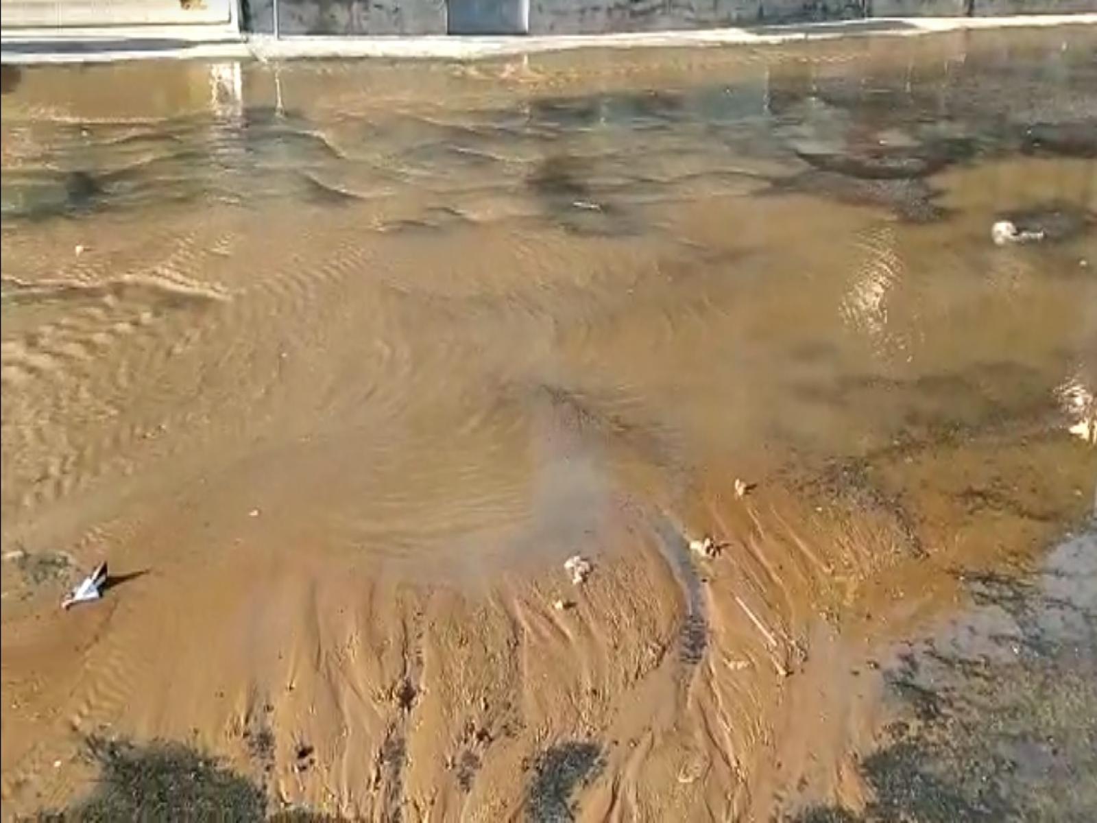 Grande vazamento de água no bairro Joaquim Romão