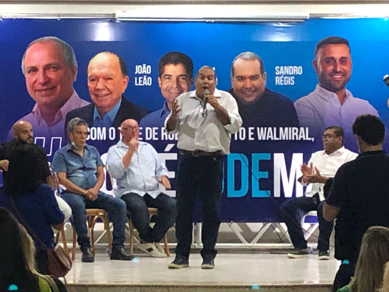 Noite de festa em Jequié, Sandro Régis recebe apoio de Roberto Britto e do vereador Walmiral Marinho