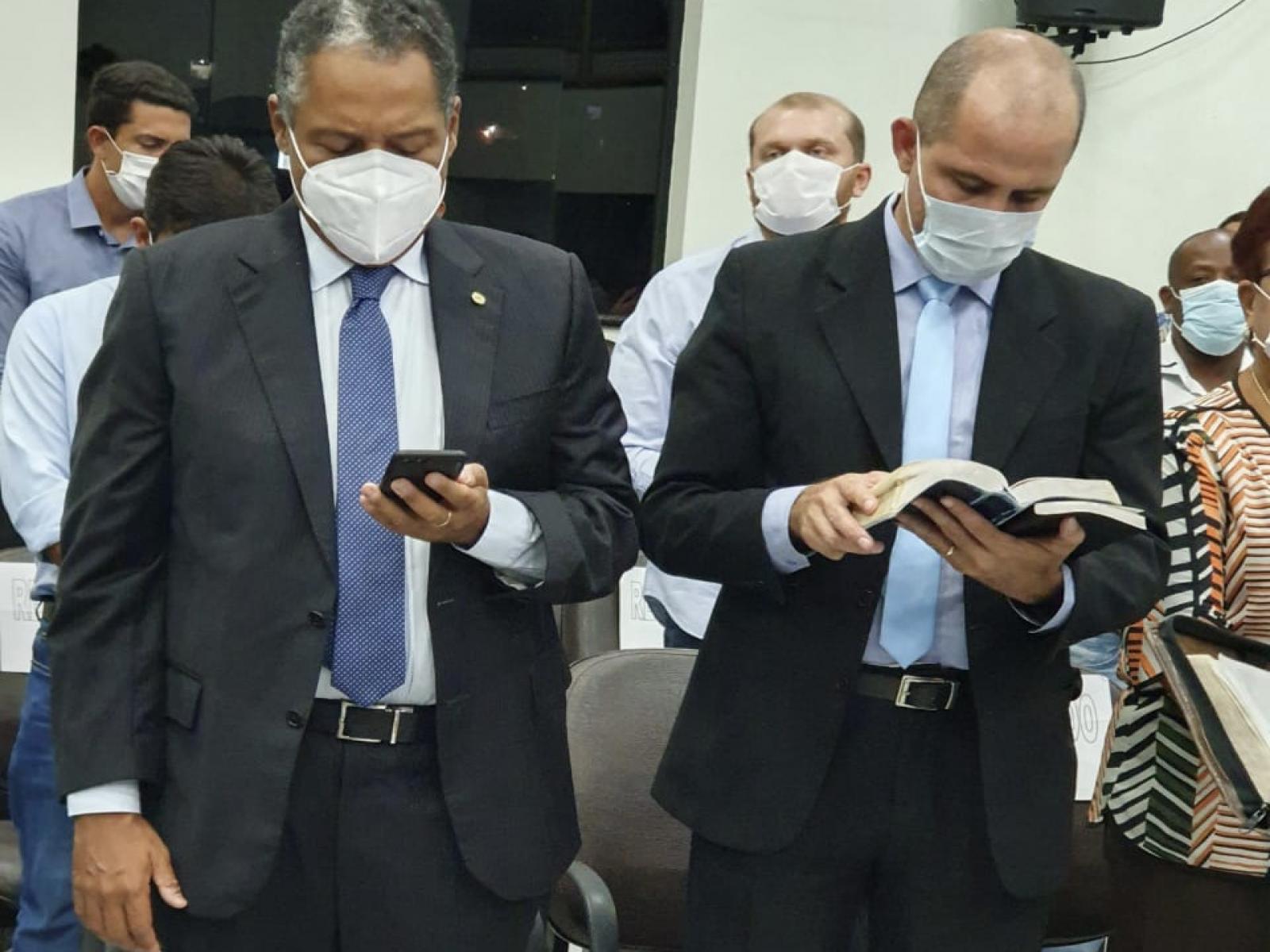 Antônio Brito e James Meira participam juntos de culto evangélico