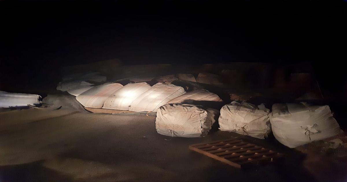 Carreta tomba na rodovia entre Maracás e Lajedo do Tabocal