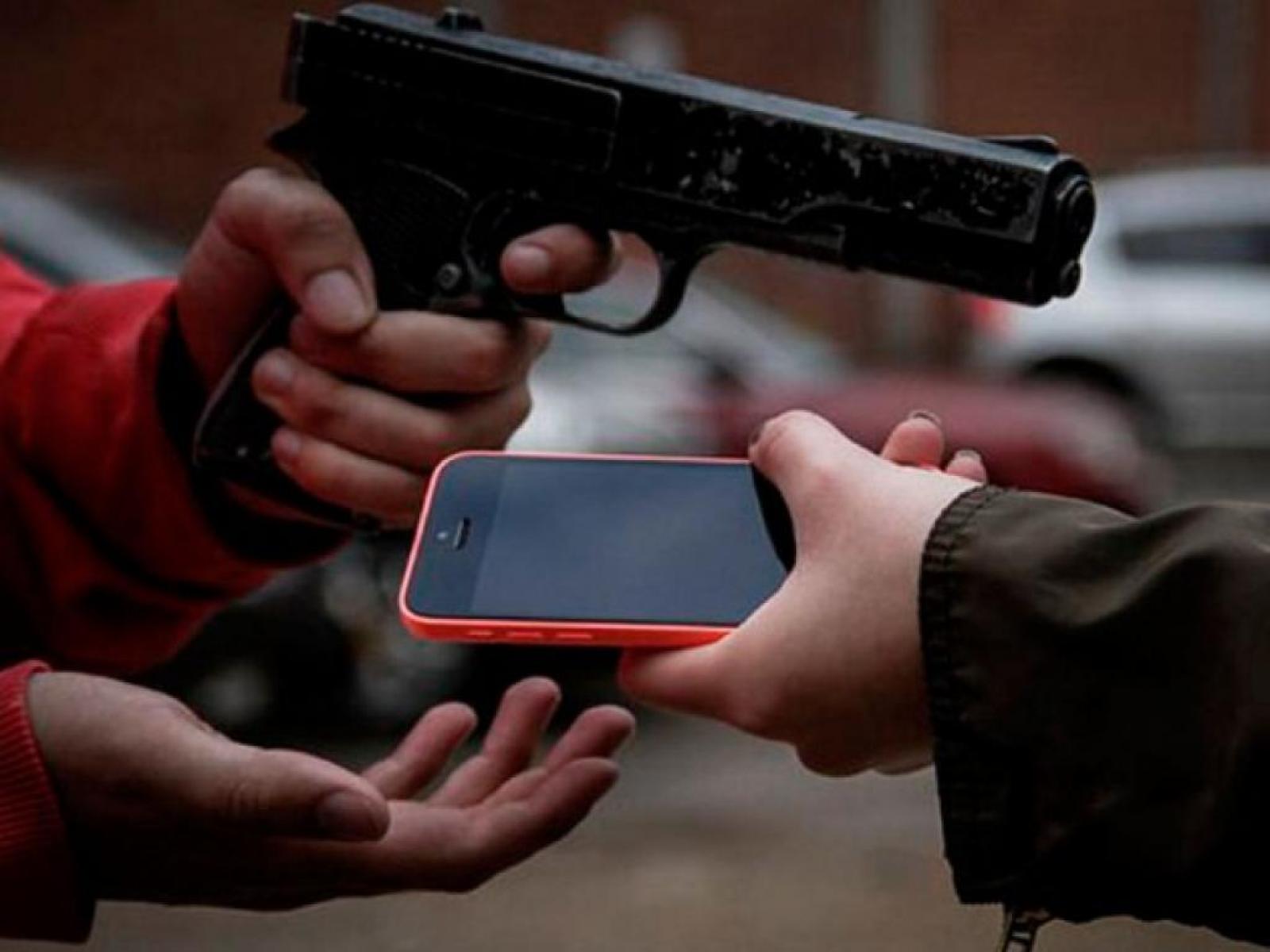 Ataque na Rua Nestor Ribeiro, dupla mete assalto e rouba celular