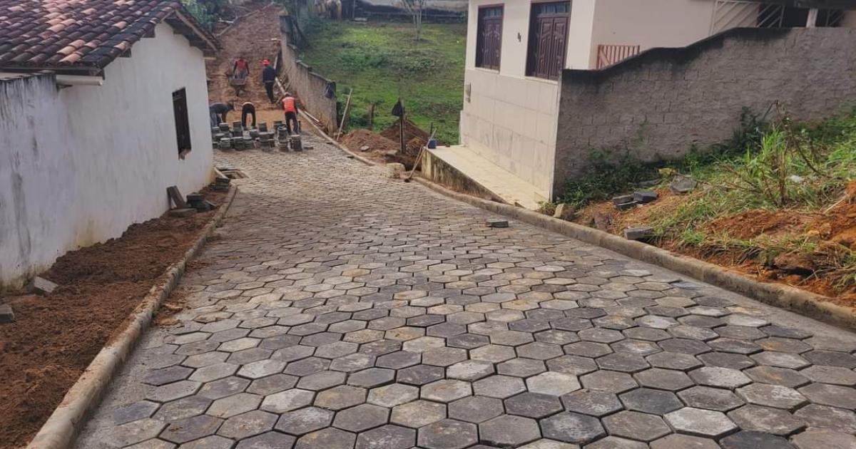 Itagi : Pavimentação da Rua Rita Trindade está em ritmo acelerado