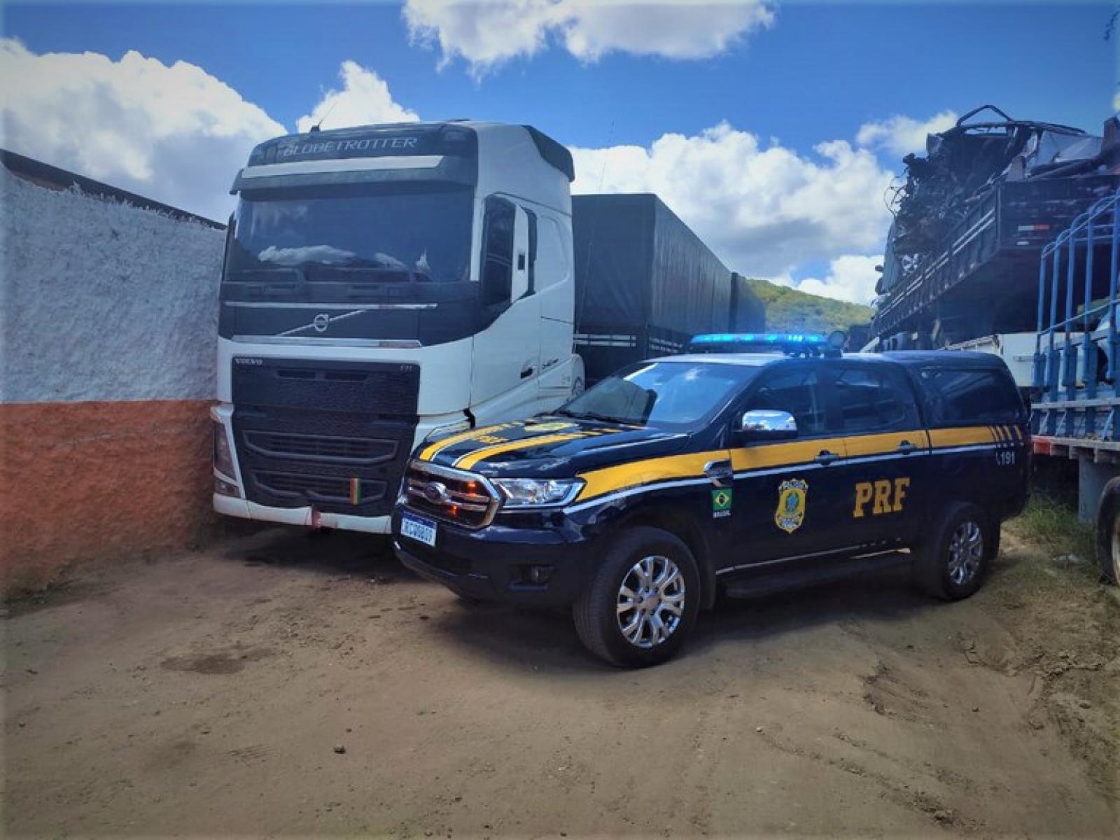 Carreta carregada com quartzo é apreendida pela PRF na BR 116 em Jequié