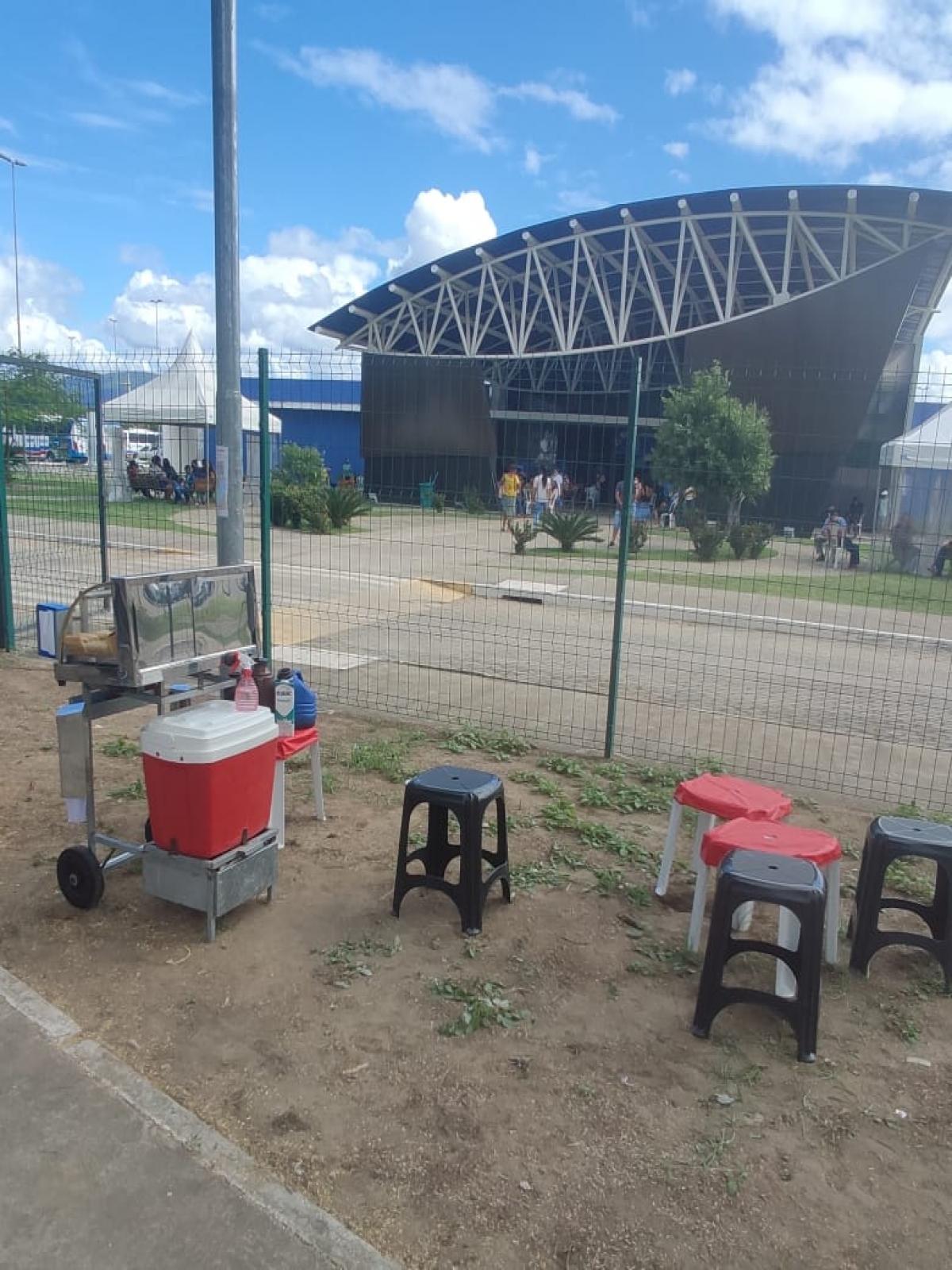 Desemprego leva várias pessoas para o comércio informal na frente do SAC de Jequié